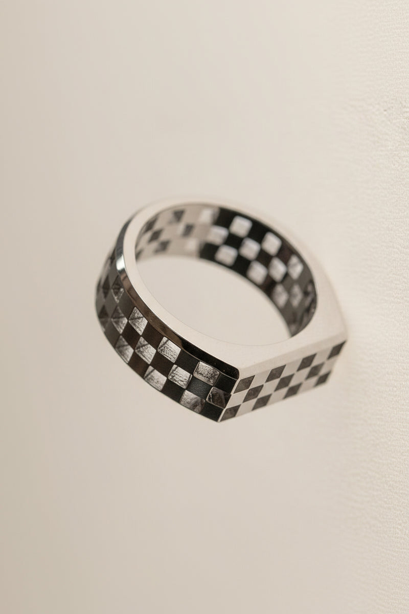 Grande Anerise Tour Signet Ring