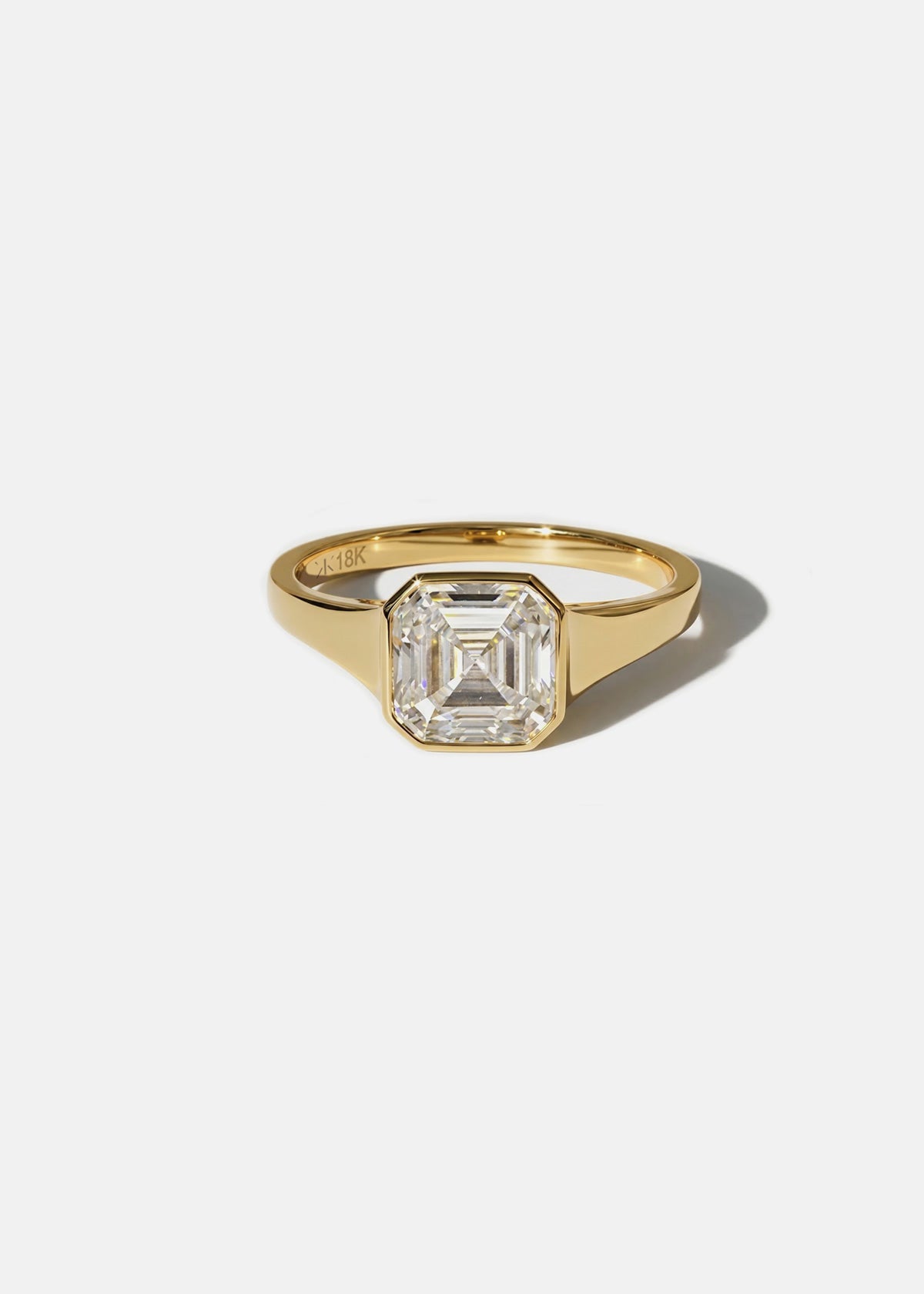 18k yellow gold tapering gold band - with a bezel set asscher cut diamond 