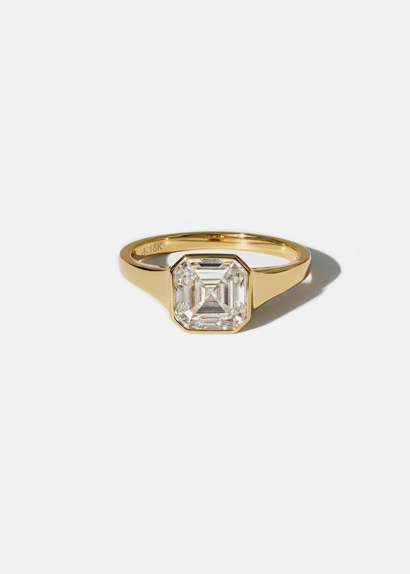 18k yellow gold tapering gold band - with a bezel set asscher cut diamond 