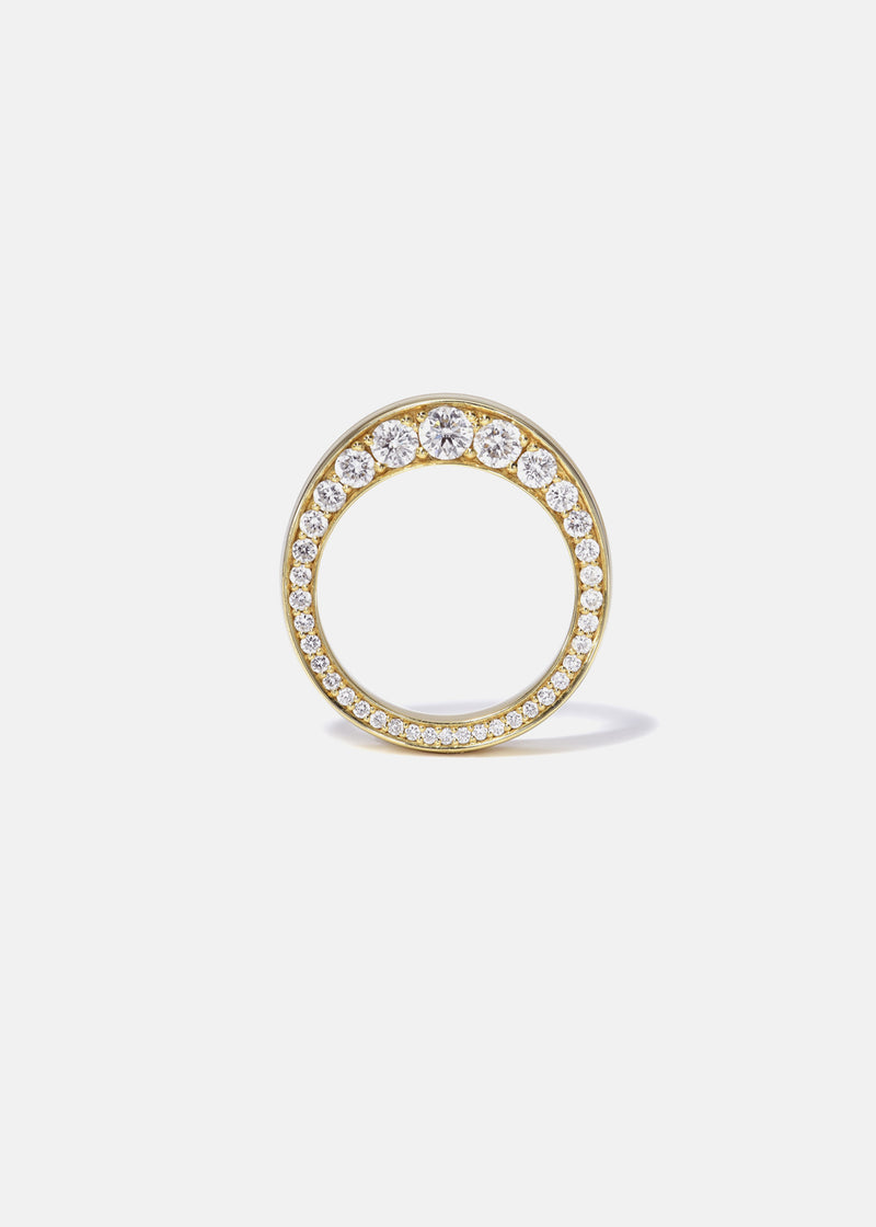 a 18k yellow gold ring featuring a tapering of round cut diamonds along the tapering gold band.