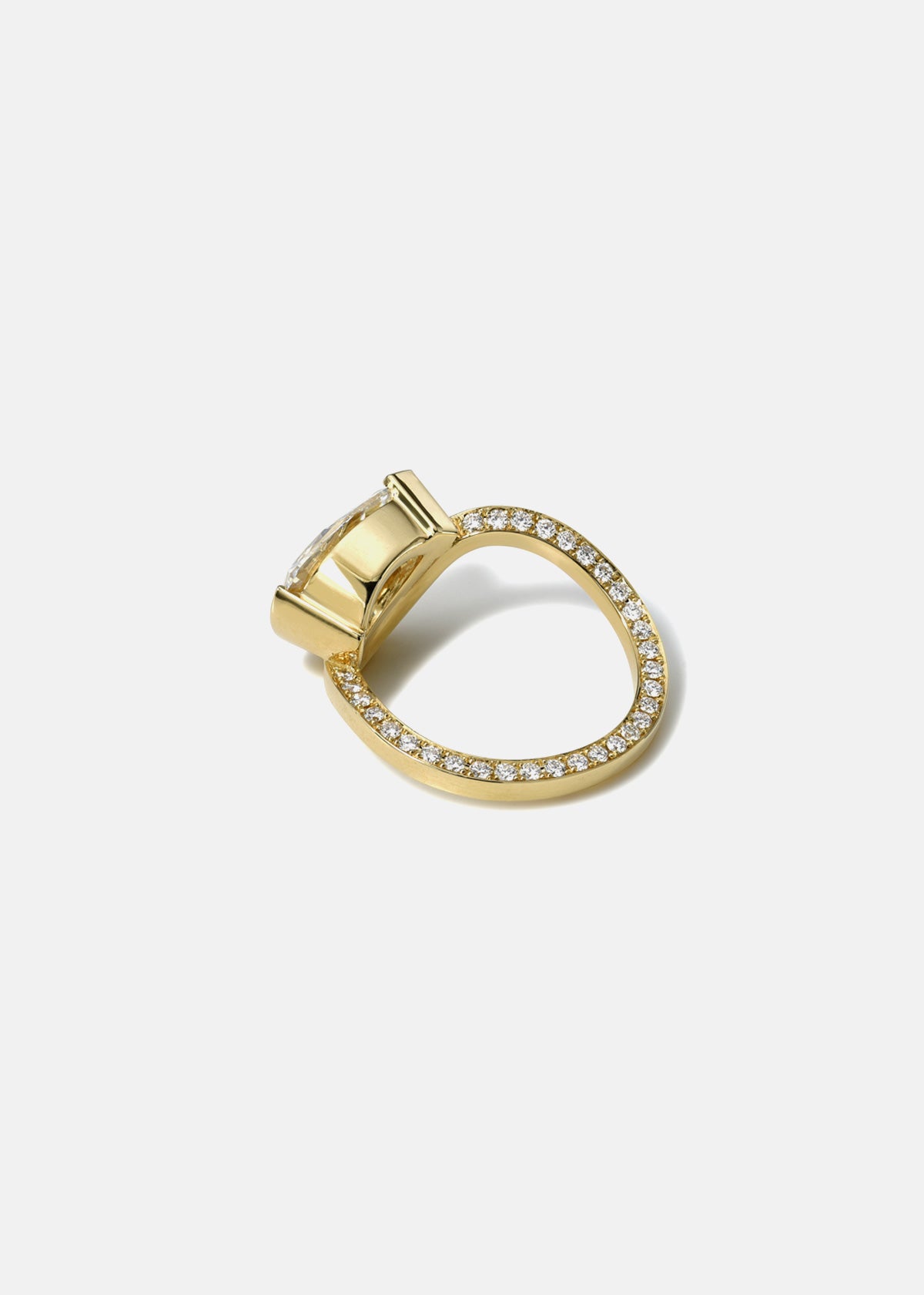 top view of tthe 18k yellow gold ring- wave band with pavé diamonds- pear cut diamond