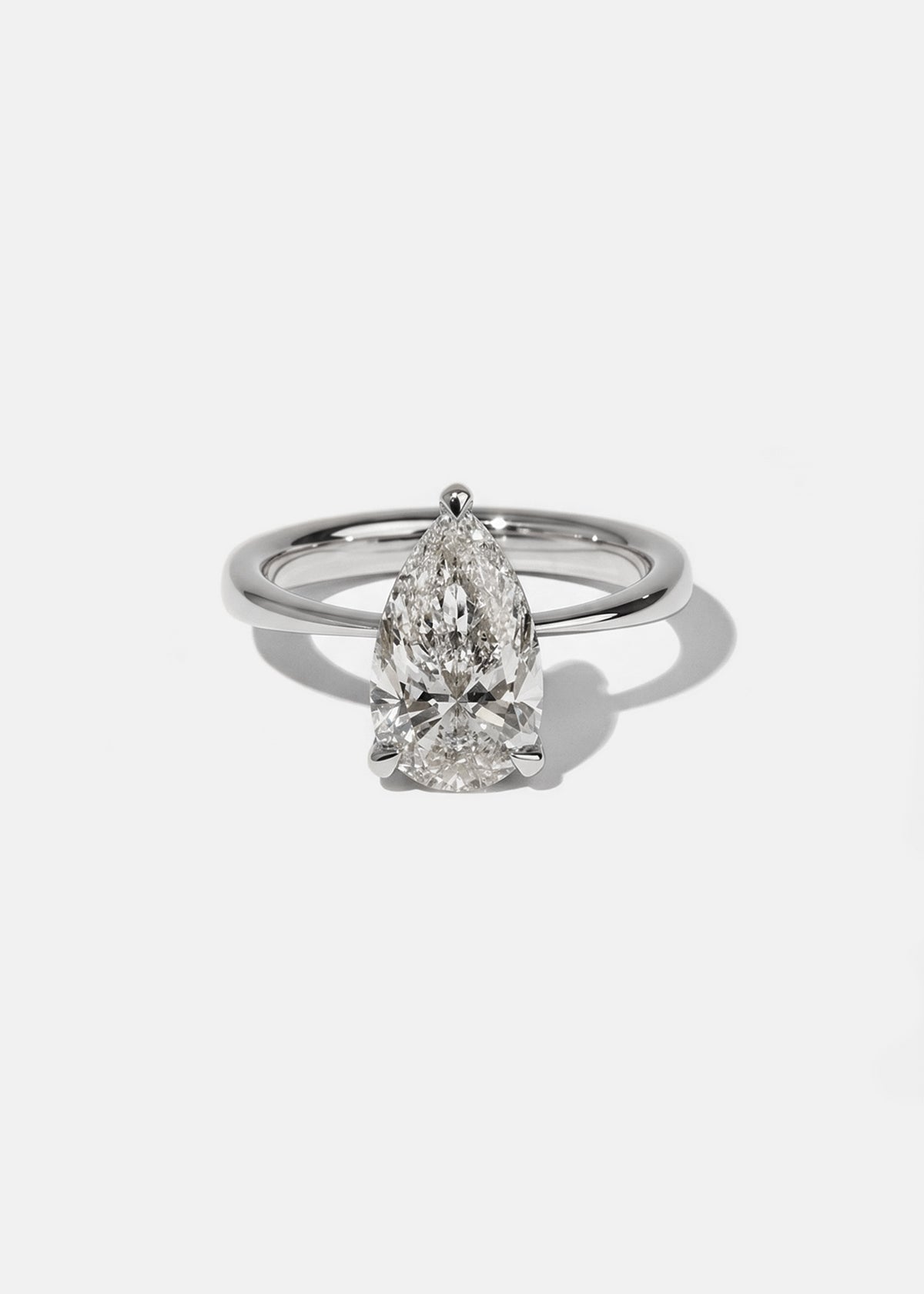 Éternal Pear Diamond Ring