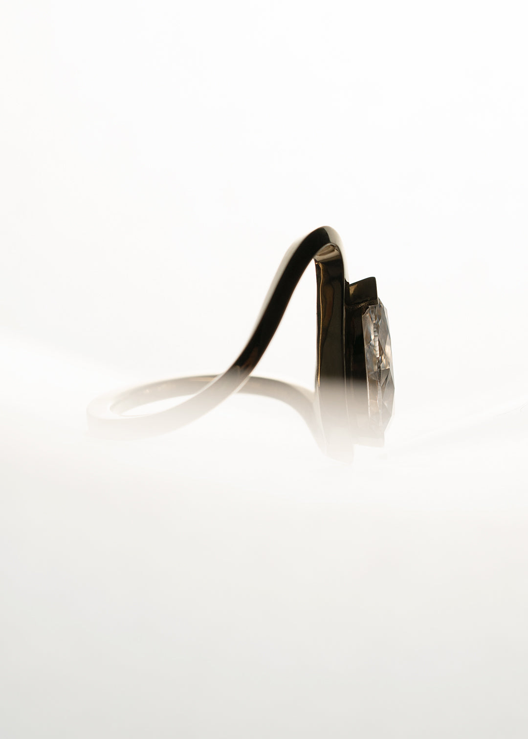 Side profile of the gold wave band with a pear cut diamond -18K yellow gold