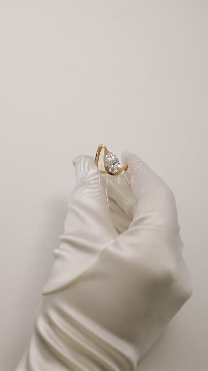 video showcasing the gold wave band with a pear cut diamond- 18K yellow gold-
