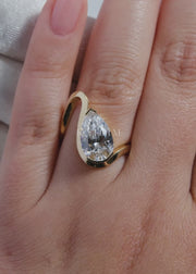 video showcasing the gold wave band with a pear cut diamond- 18K yellow gold-