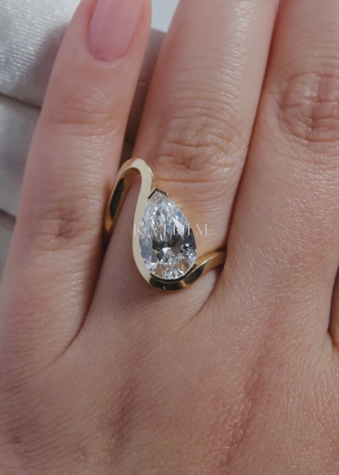 video showcasing the gold wave band with a pear cut diamond- 18K yellow gold-